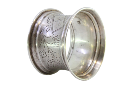 Argola de guardanapo em prata com motivos florais gravados envolvendo cartela para monograma.